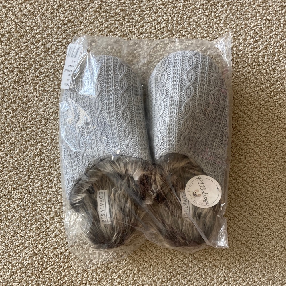 NEW P.J. Salvage Faux Fur Warm Slippers Size M/L Shoe Sizes 7.5 - 10.5 NIB